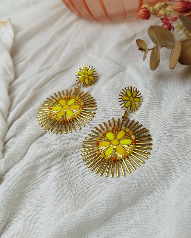 Boucles d'oreilles marguerites jaunes ensoleillées