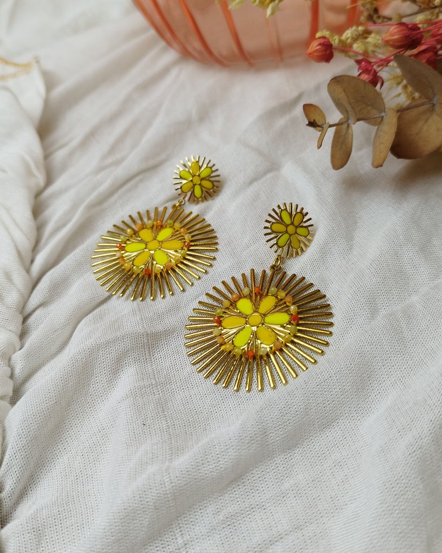 Boucles d'oreilles marguerites jaunes ensoleillées