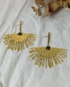 Boucles d'oreilles feuille de palmier doré avec une pierre