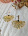Boucles d'oreilles feuille de palmier doré avec une pierre