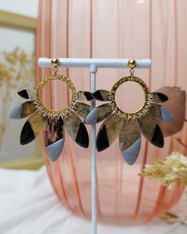 Boucles d'oreilles rondes à pétales noires et dorées
