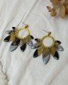 Boucles d'oreilles rondes à pétales noires et dorées