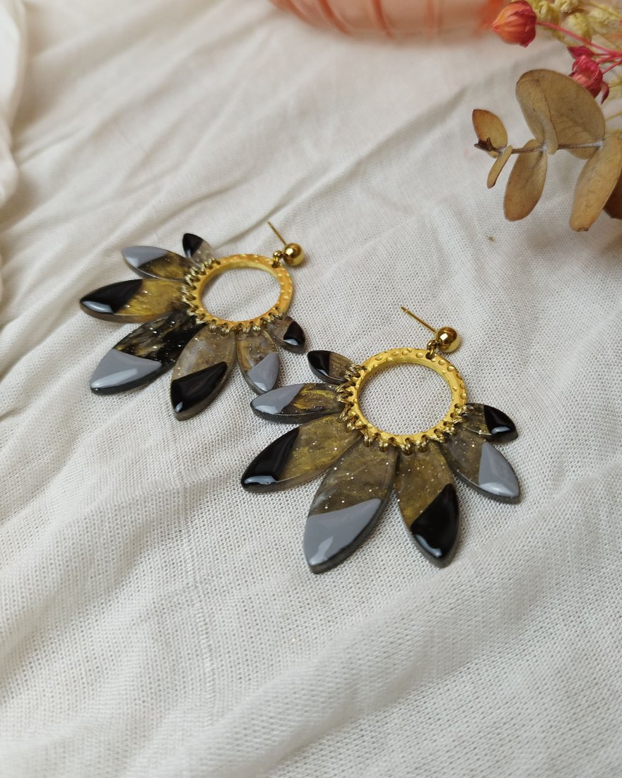 Boucles d'oreilles rondes à pétales noires et dorées