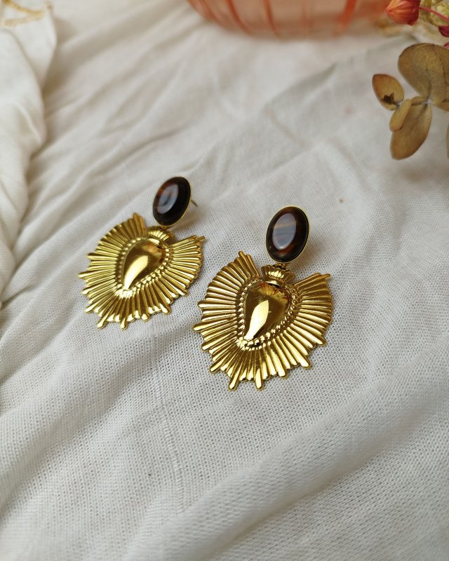 Boucles d'oreilles ex-voto doré avec une pierre marron