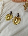 Boucles d'oreilles ex-voto doré avec une pierre marron