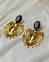 Boucles d'oreilles ex-voto doré avec une pierre marron