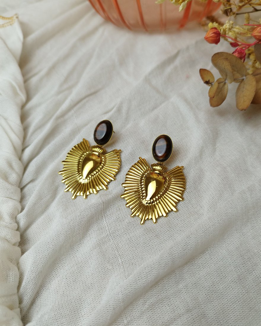 Boucles d'oreilles ex-voto doré avec une pierre marron