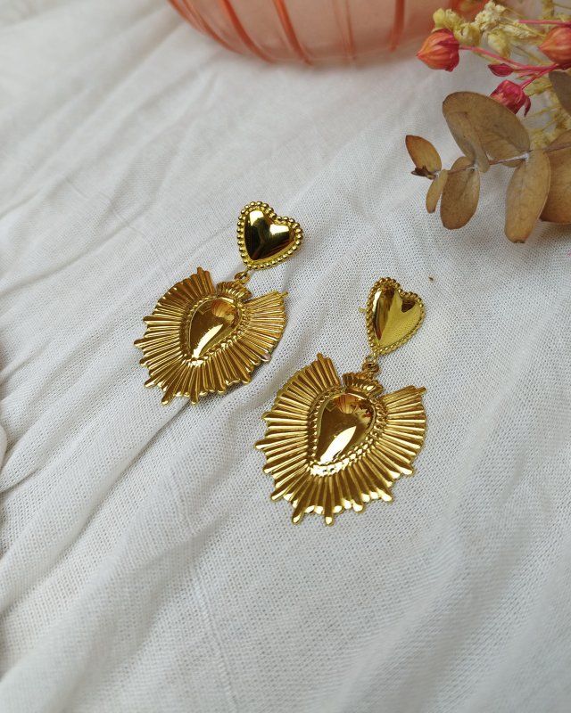 Boucles d'oreilles ex-voto doré avec un petit coeur
