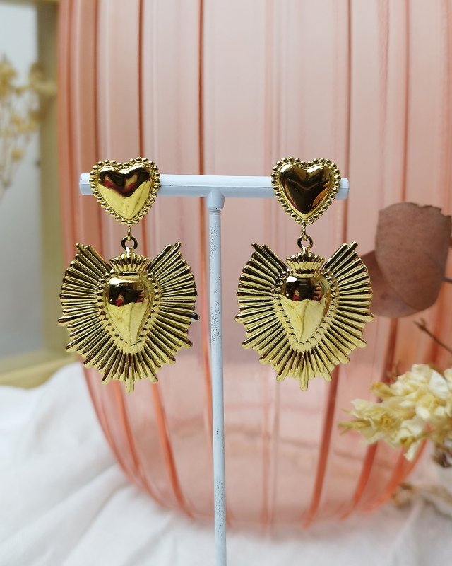 Boucles d'oreilles ex-voto doré avec un petit coeur