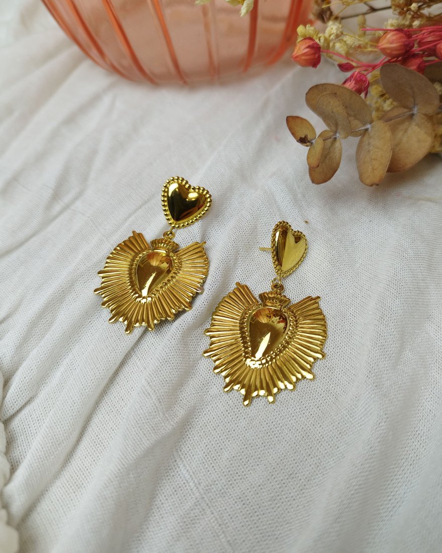 Boucles d'oreilles ex-voto doré avec un petit coeur