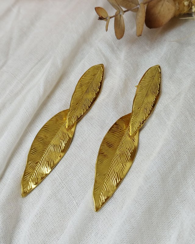 Longues boucles d'oreilles en feuilles dorées