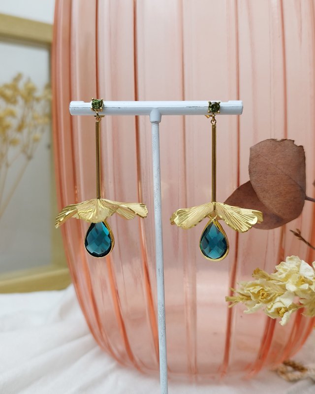 Boucles d'oreilles pendantes fleur dorée et goutte turquoise