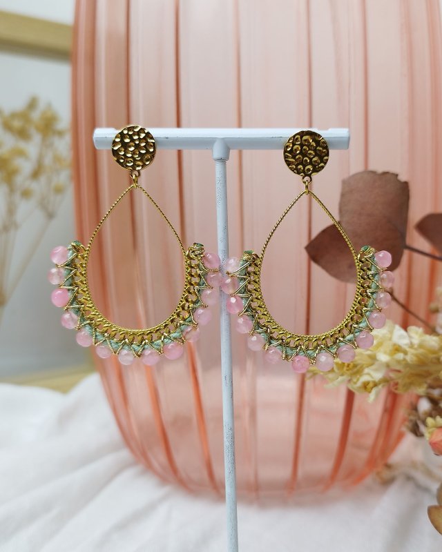 Boucles d'oreilles goutte dorée à perles roses