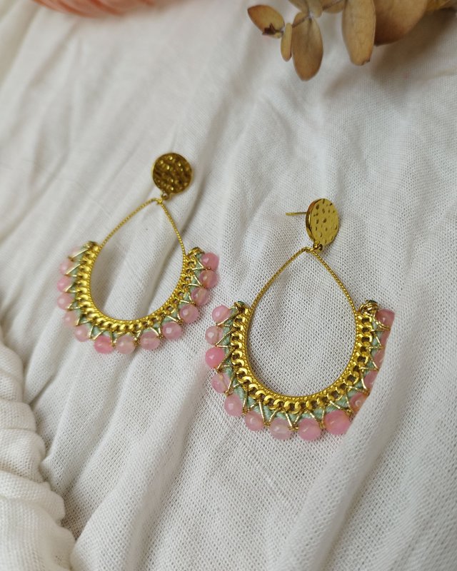 Boucles d'oreilles goutte dorée à perles roses