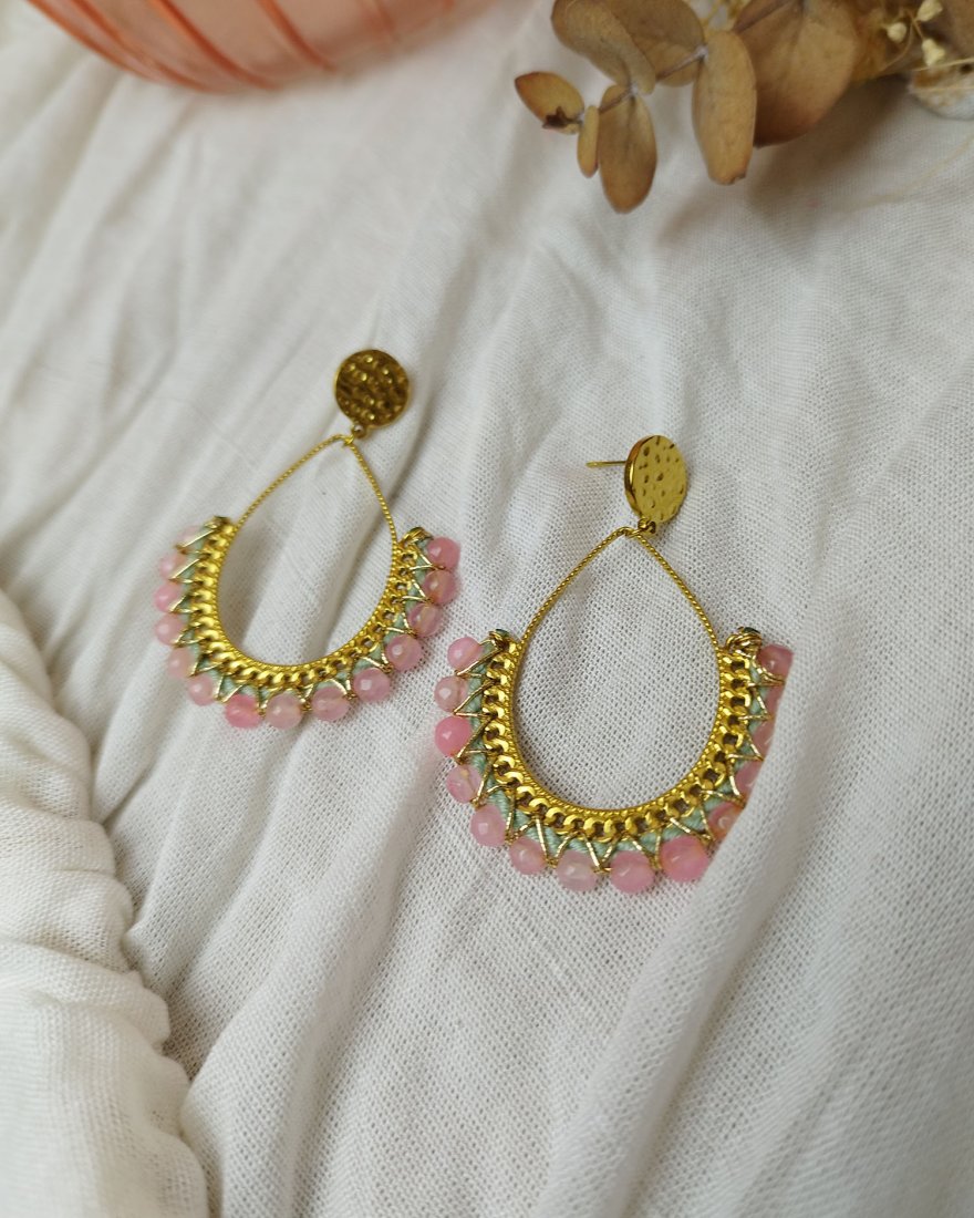 Boucles d'oreilles goutte dorée à perles roses