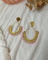 Boucles d'oreilles goutte dorée à perles roses