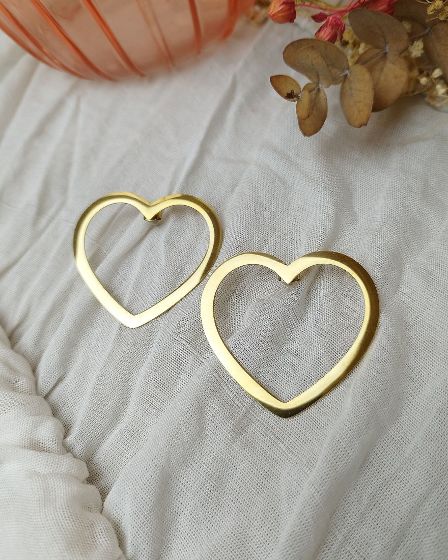 Grandes boucles d'oreilles dorées en forme de coeur
