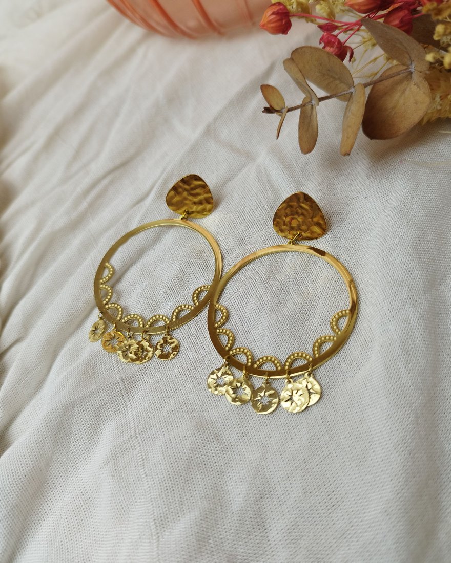 Boucles d'oreilles créoles avec des pampilles étoilées