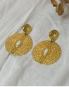 Boucles d'oreilles rondes en acier texturé et petites pierres blanches