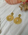 Boucles d'oreilles rondes en acier texturé et petites pierres blanches