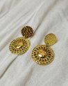 Boucles d'oreilles en acier doré avec un soleil rayonnant