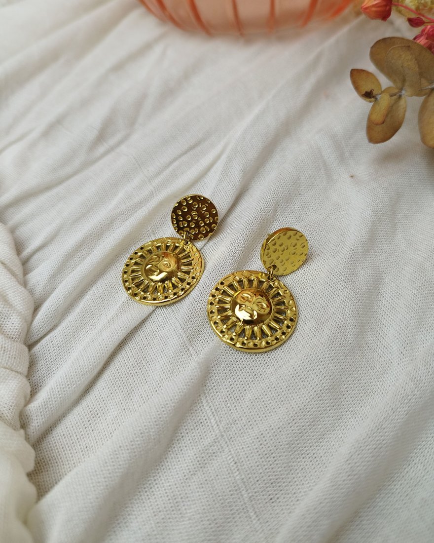 Boucles d'oreilles en acier doré avec un soleil rayonnant
