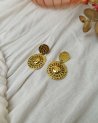 Boucles d'oreilles en acier doré avec un soleil rayonnant