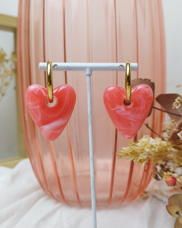 Créoles avec un coeur en résine corail marbré