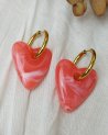 Créoles avec un coeur en résine corail marbré