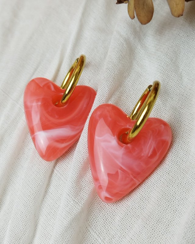 Créoles avec un coeur en résine corail marbré