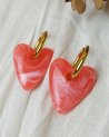 Créoles avec un coeur en résine corail marbré