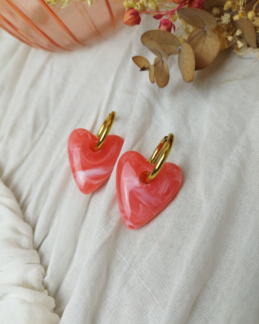 Créoles avec un coeur en résine corail marbré