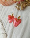 Créoles avec un coeur en résine corail marbré