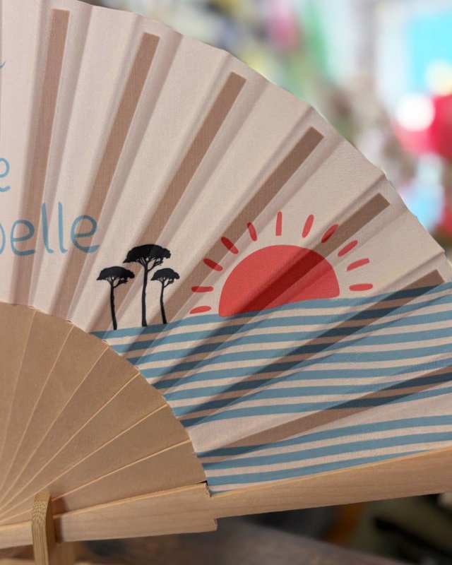 Éventail "La vie est belle" avec une surfeuse
