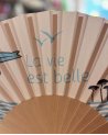 Éventail "La vie est belle" avec une surfeuse