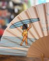 Éventail "La vie est belle" avec une surfeuse