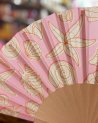 Éventail rose clair à motif coquillage