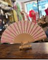 Éventail rose clair à motif coquillage