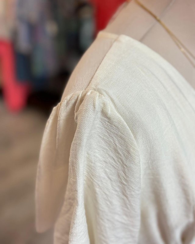 Robe longue ivoire à ceinture froncée