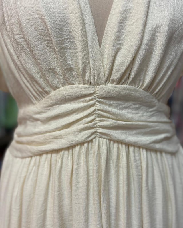 Robe longue ivoire à ceinture froncée