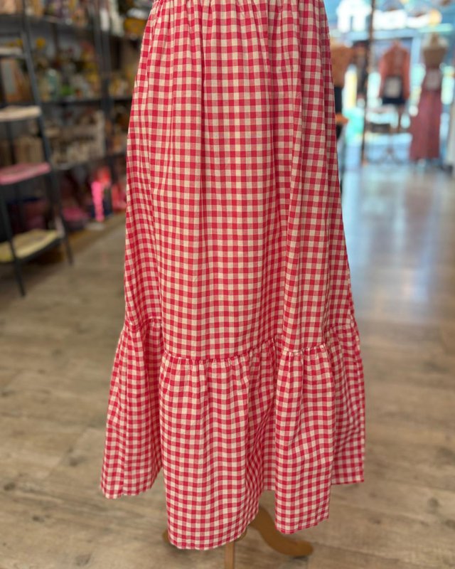 Robe longue en vichy rouge avec un buste smocké