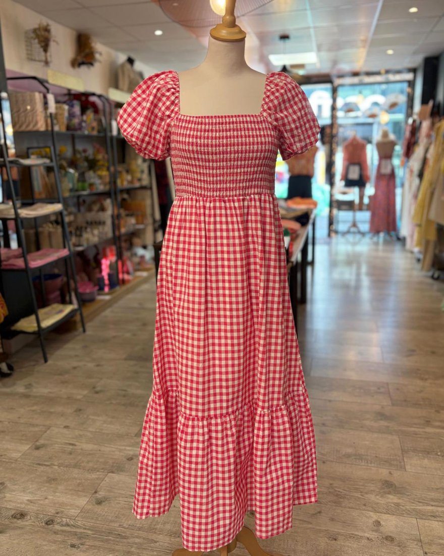 Robe longue en vichy rouge avec un buste smocké
