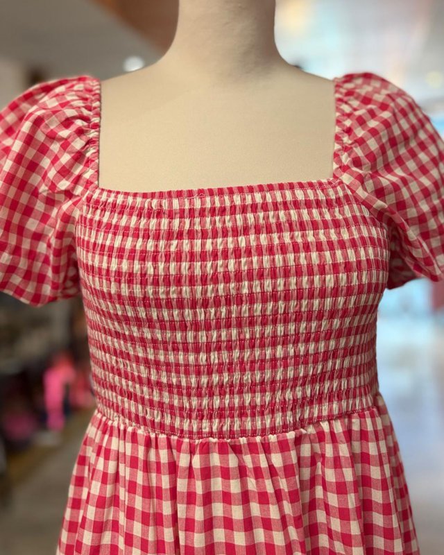 Robe longue en vichy rouge avec un buste smocké