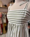 Robe à rayures kaki avec des bretelles nouées