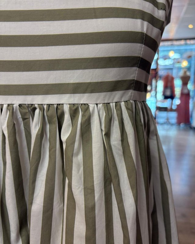 Robe à rayures kaki avec des bretelles nouées