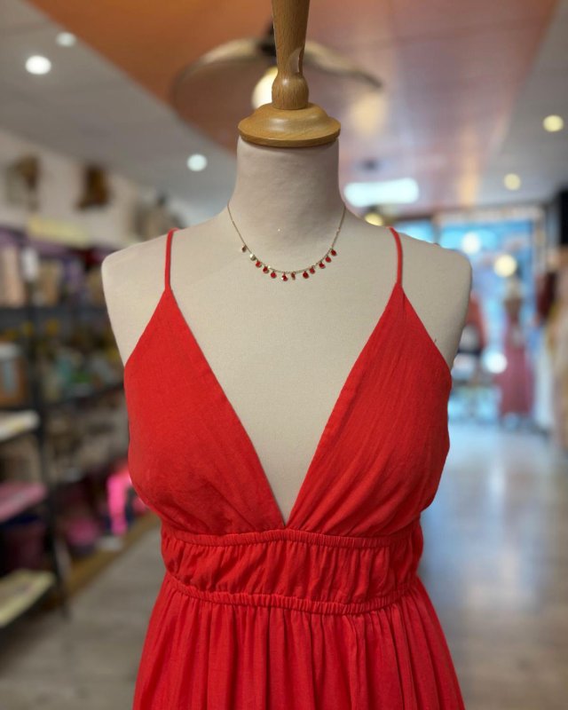 Longue robe fluide rouge avec un dos nu à nouer