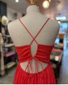 Longue robe fluide rouge avec un dos nu à nouer