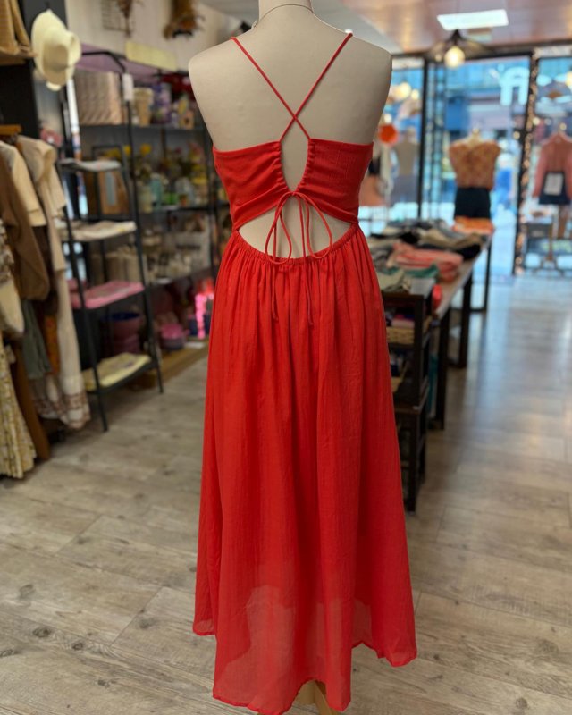 Longue robe fluide rouge avec un dos nu à nouer