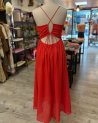 Longue robe fluide rouge avec un dos nu à nouer