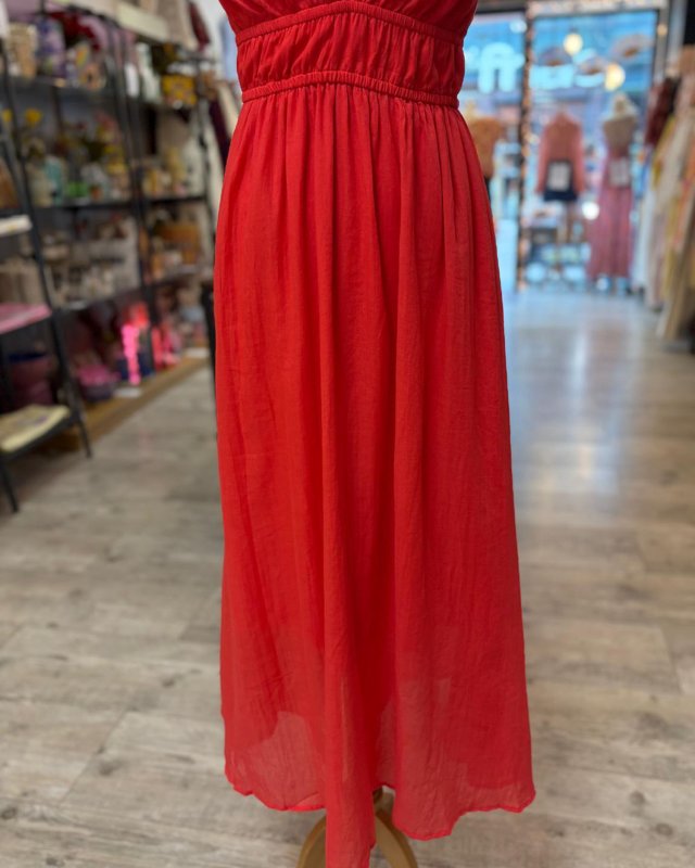 Longue robe fluide rouge avec un dos nu à nouer